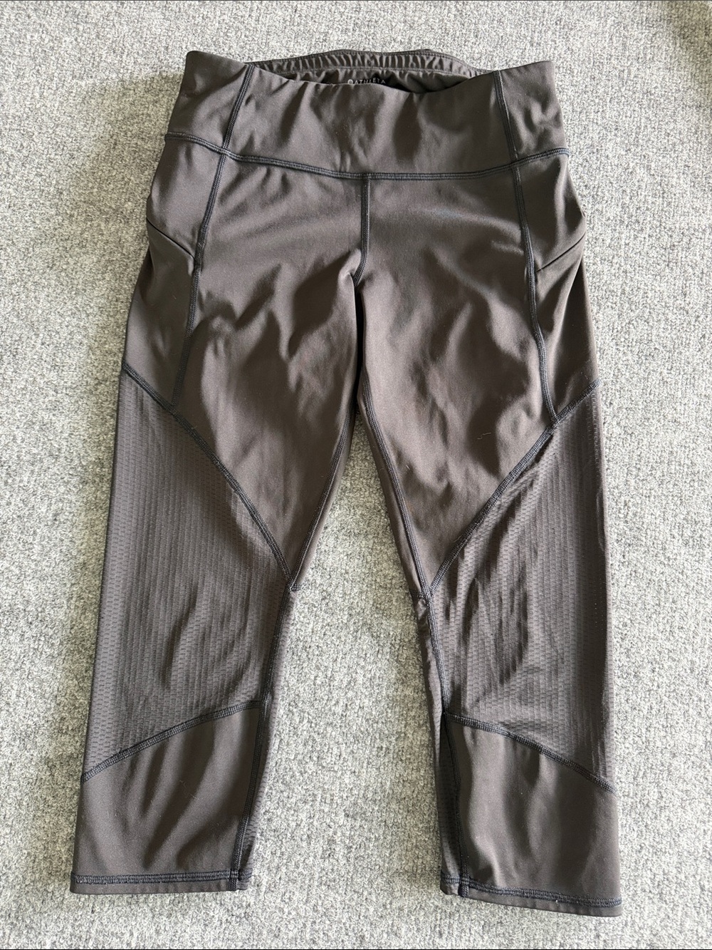 Athleta Mid Rise Mesh Contender Capri Leggings Womens